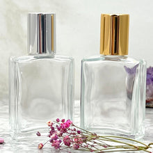 Load image into Gallery viewer, The Parfumerie offers 15 ml flat glass roll on bottles with silver and gold caps. These are luxury perfume bottles.