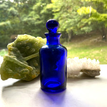 Load image into Gallery viewer, The Parfumerie offers a 4 oz. Apothecary Glass Bottle that makes a perfect Perfume Bottle for a Unisex Gift.
