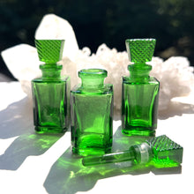 Cargar imagen en el visor de la galería, The Parfumerie offers Green Perfume Bottles for Perfume Oils, Essential Oils and Fragrancia Oils.