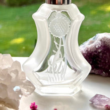 Cargar imagen en el visor de la galería, An up close look at the beautiful flower etched design on the Crystal Bottles. Grab yours today!