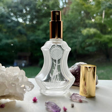 Cargar imagen en el visor de la galería, The Gold Sprayer is an elegant addition to this Crystal Bottle. The perfect Unisex gift for wedding favors or party favors.