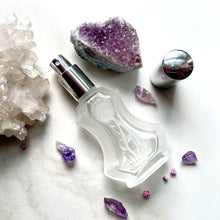 Cargar imagen en el visor de la galería, This Gift Perfume Bottle has a silver sprayer top. The over cap is off to the side showcasing the sprayer nozzle.