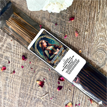 Cargar imagen en el visor de la galería, Fruity and spicy notes meet Cyclamen, Jasmine and Watermelon in a pool of Sandalwood, Lemon Tree and Musk.