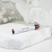 Cargar imagen en el visor de la galería, 1 ml Sample of Vetiver Attar. A small size so you can test your skin's compatibility with this luxury perfume.