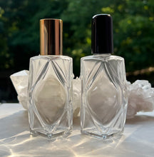 Cargar imagen en el visor de la galería, The Parfumerie offers 2 oz. Diamond Style Perfume Bottles with clear glass and black or gold caps. Elegant and trendy!