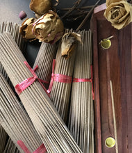 Cargar imagen en el visor de la galería, almizcle africano | Varillas de incienso natural Joss | Quema prolongada | Paquete de 11 pulgadas 85-100. |Paquete de 30 de 19 pulgadas