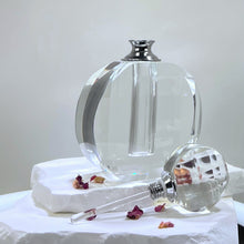 Cargar imagen en el visor de la galería, Crystal Perfume Bottle - Flat Round