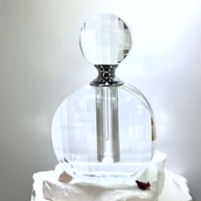 Cargar imagen en el visor de la galería, Crystal Perfume Bottle - Flat Round