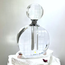 Cargar imagen en el visor de la galería, Crystal Perfume Bottle - Flat Round