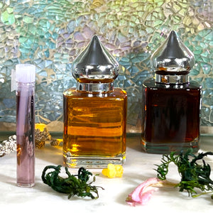 DAHNUL OUD offered by The Parfumerie comes in a 1 ml sample vial, 8 ml and 15 ml Gift Bottle with pointed shiny cap.