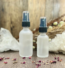 Cargar imagen en el visor de la galería, 2 oz. and 1 oz. Boston Round Frosted Fine Mist Spray Bottles. These are great for Essential Oils, Perfume Oils and other Body Mists!