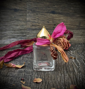15ml Gift Bottle with crystal wire wrap handmade by our onside Artisan. Clear Glass Bottle with a Gold pointed cap embellished with the crystal and Sari ribbon. The perfect Wedding favor. 